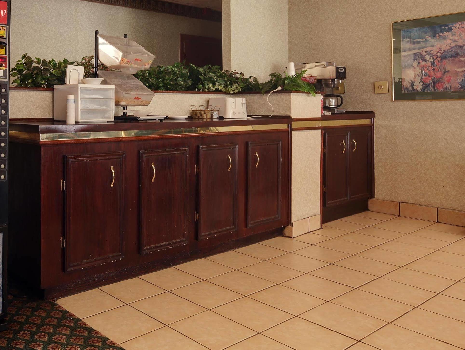 Americas Best Value Inn Marshall Bel Air Экстерьер фото